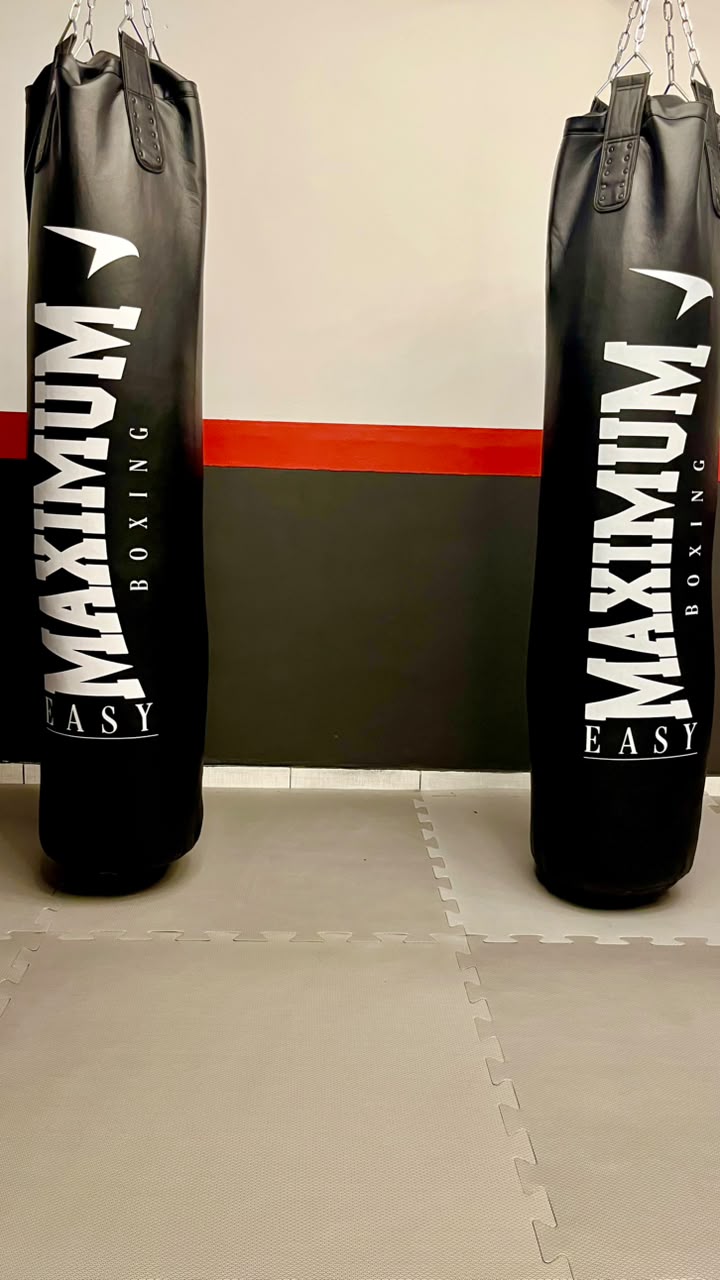 Sacos de pancada Maximum Boxing pendurados sobre o tatame da Elite Combat